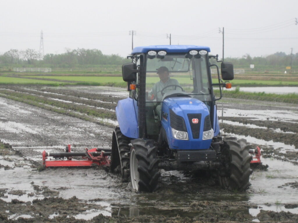 田んぼに水を張って平らに均していきます